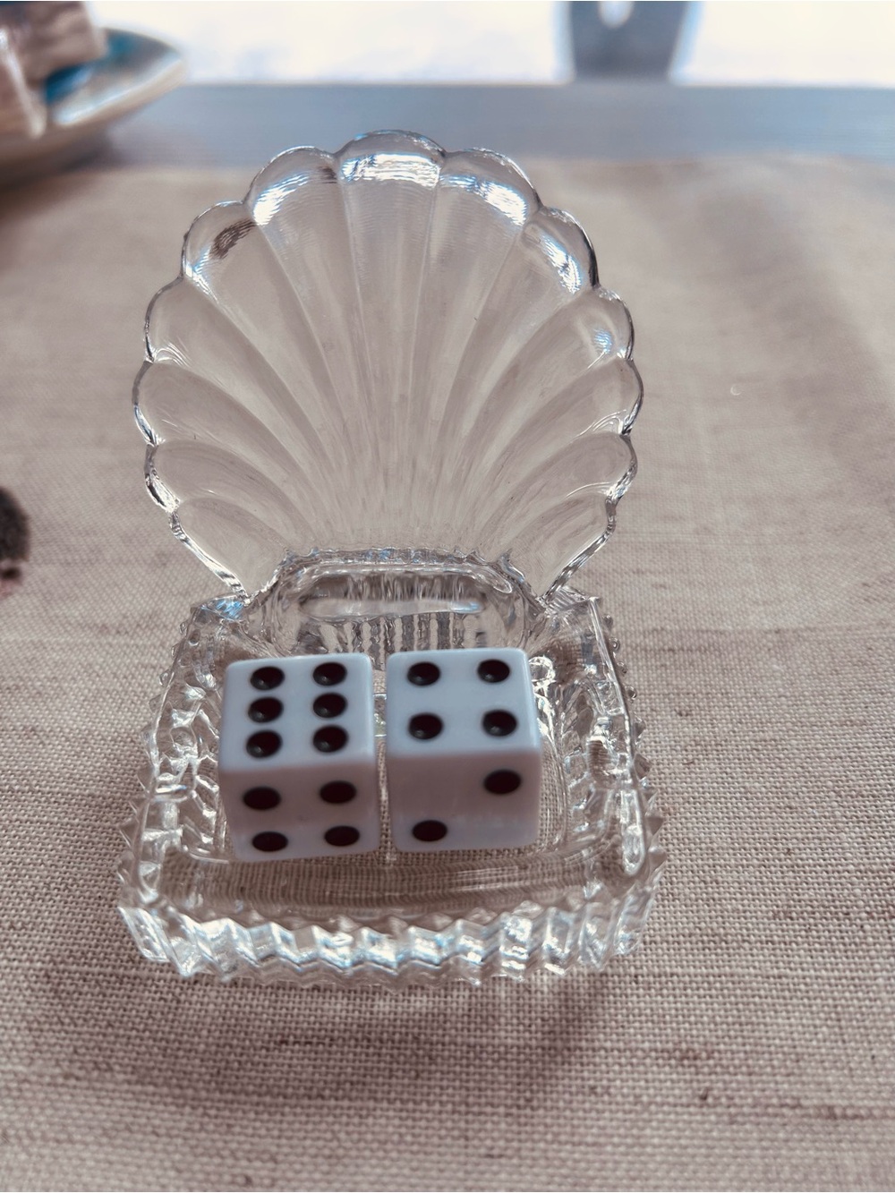 Glass Shell Mah Jong Dice Caddy  w/white Dice